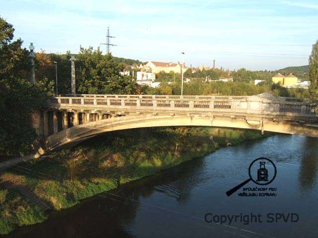 Masarykův most - technická památka vypínající se nad hladinou řeky Berounky pod Bílou Horou.  