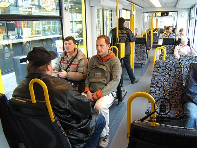 Interiér tramvají NGT8G poskytuje 80 míst pro sezení, což zdaleka převyšuje nabídku městských autobusu.