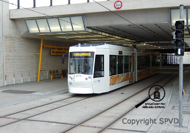 Vůz NGT8G č.201 v podjezdu pod kolejištěm DB stanicuje v zastávce Gera  - nádraží. Realizací projektu linky č.1 se po desítkách let dočkali obyvatelé Gery přímého spojení tramvajovou dopravou s hlavním nádražím.