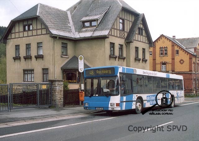 Zastávka místní městské linky T 48 s autobusem MAN nedaleko bývalého nádraží malodráhy v Sachsenberg - Georgenthalu.