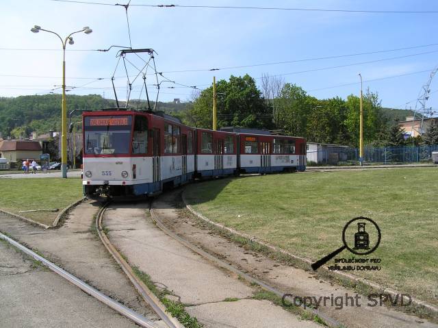 Vůz KT8D5 čeká jako záložní vozidlo na konečné Havlíčkova. Barevná kombinace, v níž je vyveden, je typická pro německý tramvajový provoz ve Strausbergu, kam Košice prodaly několik svých tramvají KT8.