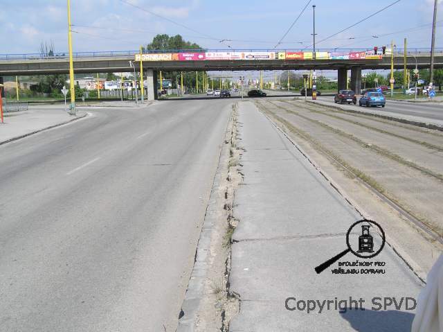 Výrazně bariérový ostrůvek tramvajové zastávky VSS, križovatka.