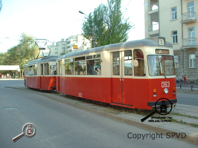 Již modernizovaná souprava tramvaje Gotha T 57 + B57 ev. č.003 + 063 na lince č. 3 k nádraží.