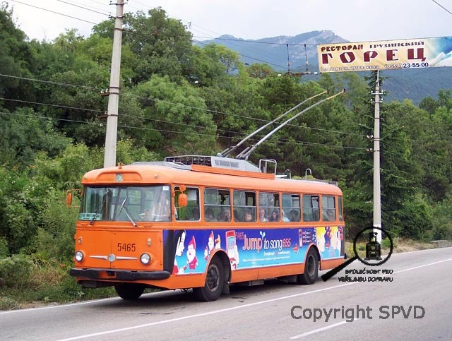 Trolejbus 9Tr na cestě podél pobřeží z obce Nikolajevka do Jalty - v pozadí impozantní krymské hory.