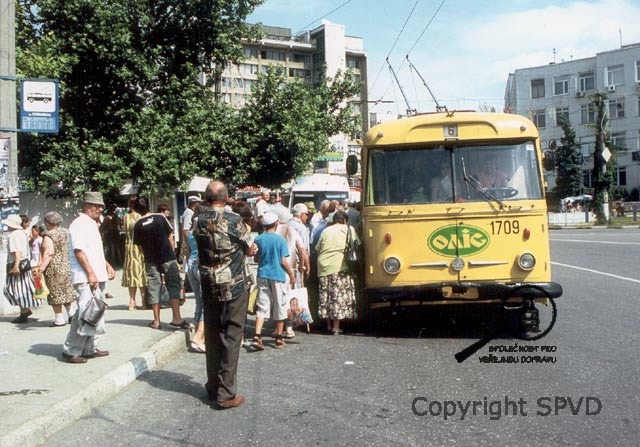 Čilý ruch trolejbusové zastávky v centru Simferopolu.