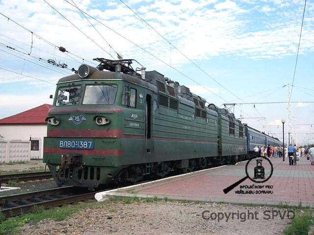 Mohutné kolosy dvoudílných lokomotiv VL 80 z novočerkašské lokomotivky dodnes vládnou v čele těžkých rychlíků a nákladních vlaků magistrálám v severozápadní Ukrajině.
