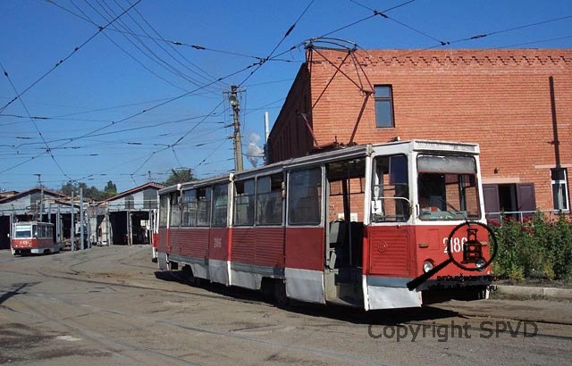Usť Katavská tramvaj před bránou dílen depa č. 4 v Dněpropetrovsku.